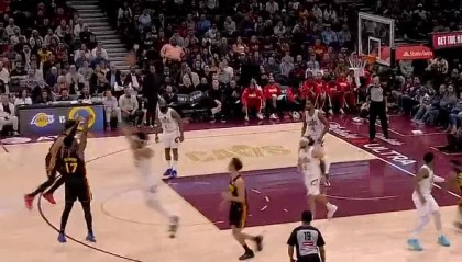 娱乐平台-奥孔古接手递手传球三分命中，老鹰领先骑士到两位数分差